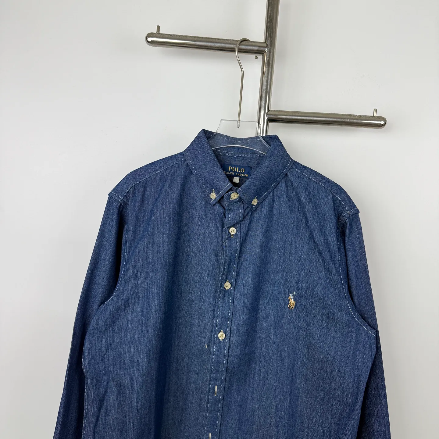 P220 💰Model No. B23 Ralph Lauren/Ralph Lauren classic color small label couple style washed denim long-sleeved shirt 1️⃣Made of high-quality denim fabric, the upper body is soft and comfortable, extremely delicate, has a solid, smooth and soft feel, and the fabric does not wrinkle, and the feel is invincible. The details are handled perfectly! 2️⃣Adopting the washing process, the workmanship details are perfectly controlled. They are all hemmed with vest technology, and the insides of the sleeves are also used. Different from the four-needle and five-thread workmanship, the collars are also all designed with interlining, showing high-end fashion and individuality, and the style is fashionable, simple and elegant! 3️⃣It is very youthful and energetic, and can be easily worn by both men and women. It is very in line with the fashion aesthetic concepts of today's young people! Color: Dark Blue Sizes: S, M, L, XL